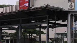 Kondisi kerusakan Halte TransJakarta Bundaran HI, Jakarta, Jumat (9/10/2020). Demo menolak omnibus law Undang-Undang (UU) Cipta Kerja diwarnai kericuhan dan pembakaran terhadap sejumlah halte Transjakarta. (Liputan6.com/Angga Yuniar)