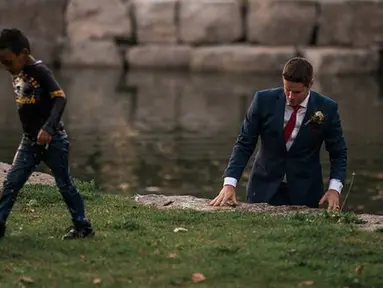Calon pengantin pria, Clayton Cook dengan sigap melompat ke sungai untuk menolong seorang bocah yang dalam bahaya dan nyaris tenggelam. (HATT PHOTOGRAPHY / Facebook)