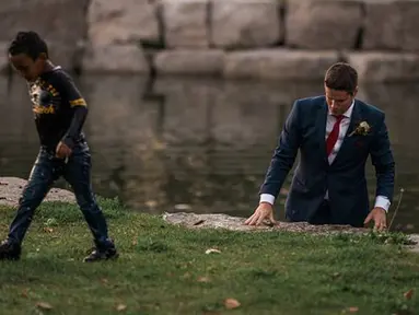 Calon pengantin pria, Clayton Cook dengan sigap melompat ke sungai untuk menolong seorang bocah yang dalam bahaya dan nyaris tenggelam. (HATT PHOTOGRAPHY / Facebook)