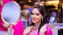 Hari pertama kunjungan ke Indonesia, Princess Shaikha pun mengunjungi butik perhiasan lokal, Passion Prive. Dalam kunjungannya ia tampil mengenakan gaun fuchsia. Credit: Passion Prive