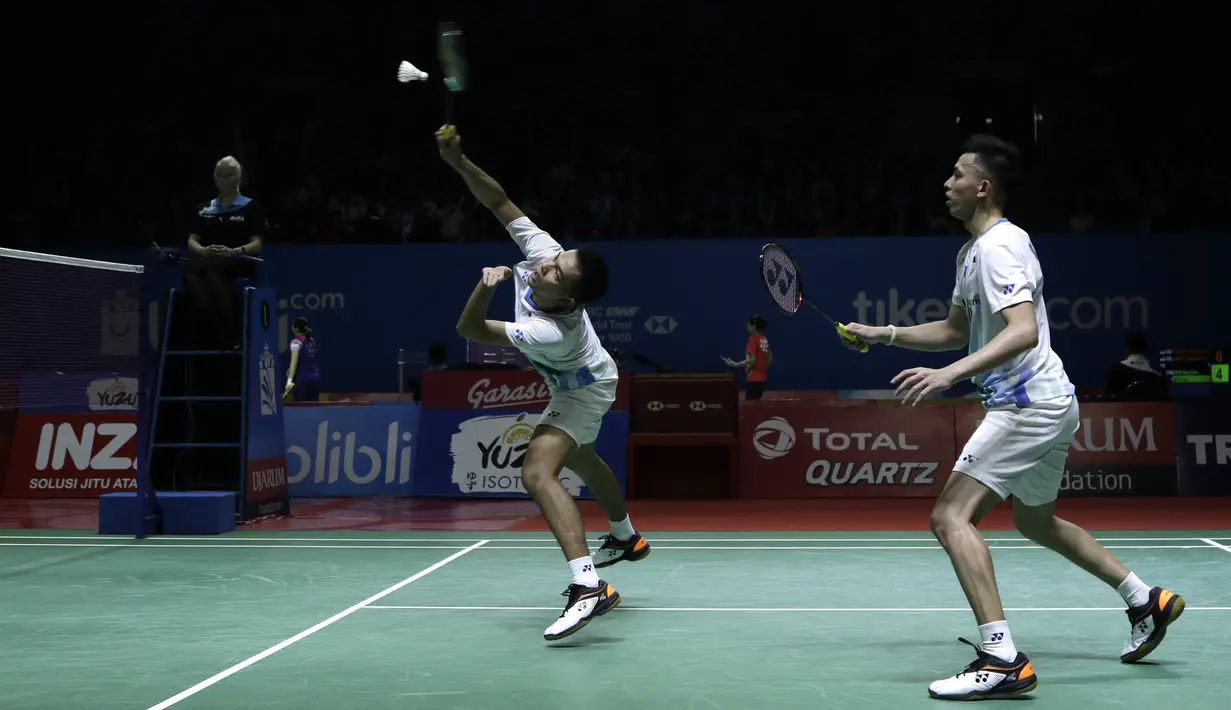 Ganda putra Indonesia, Fajar Alfian/Muhammad Rian Ardianto, mengembalikan kok saat melawan ganda China, Huang Kai Xiang/Liu Cheng, pada Indonesia Open 2019 di Istora Senayan, Rabu (17/7). Fajar/Rian menang 18-21, 21-14, 21-16. (Bola.com/Yoppy Renato)