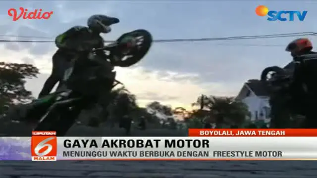 Aksi juara ASEAN Freestyle di atas motornya membuat warga Boyolali betah menunggu waktu berbuka puasa atau ngabuburit.