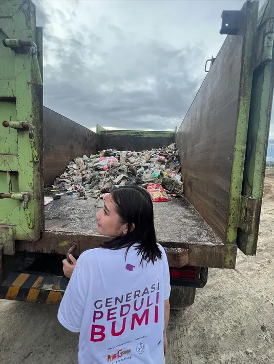 Prilly mengumpulkan sampah di pantai  Tanjung Aan. Bahkan, dalam sehari bisa mengumpulkan sampah sebanyak 510 kilogram. [Instagram/prillylatuconsina96]