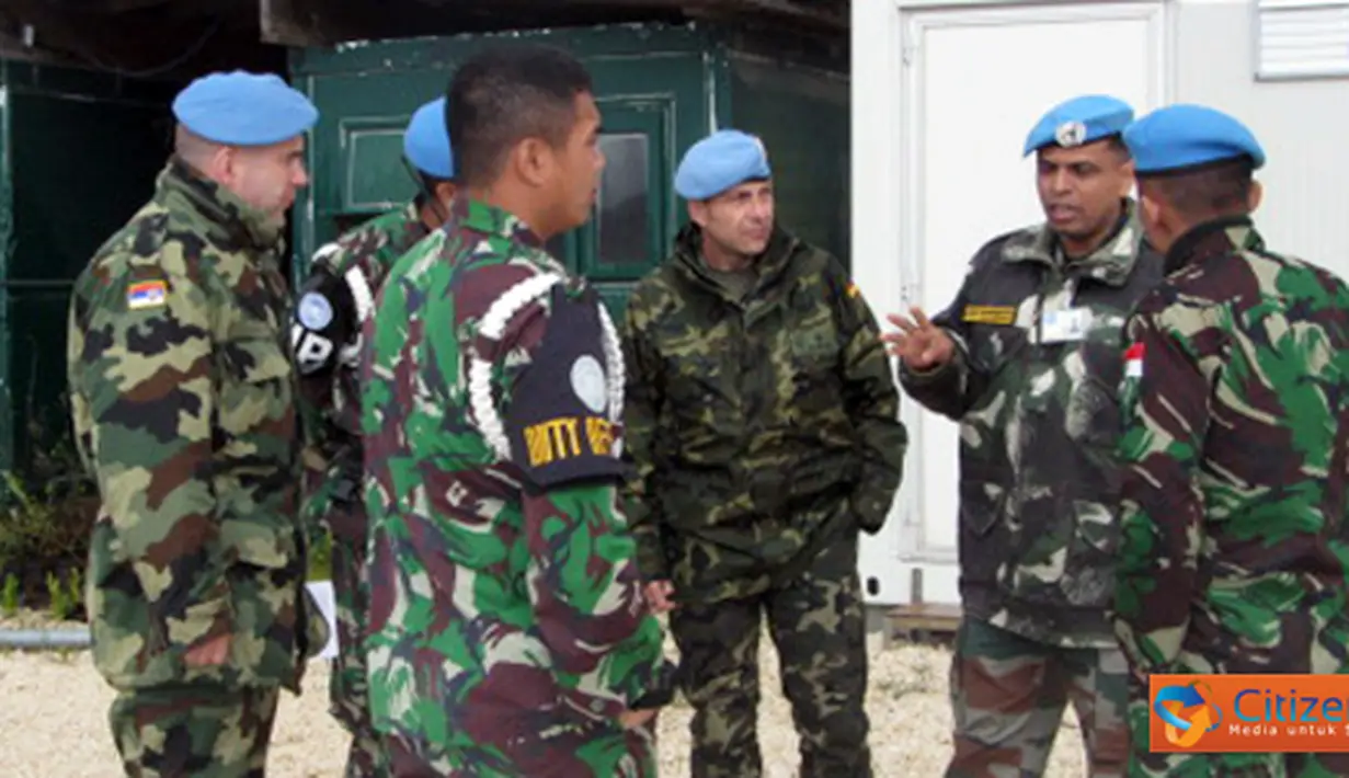 Citizen6, Lebanon: Wadan Satgas POM TNI Kontingen Garuda (Konga) XXV-D/Unifil, Mayor Laut Wahyu Dwi Sulistyo, menerima kunjungan staf Operasi Bidang Latihan (G-5) AOR (Area Of Responsibility) Sektor Timur UNIFIL, Rabu (28/3). (Pengirim: Badarudin Bakri)
