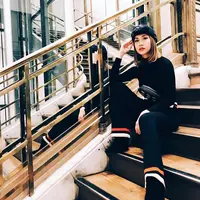 Serba hitam dengan sentuhan tas pinggang Gucci. (bclsinclair/instagram)