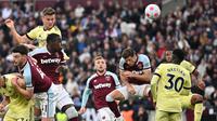 Duel ketat antara West Ham versus Arsenal di Liga Inggris. (BEN STANSALL / AFP)
