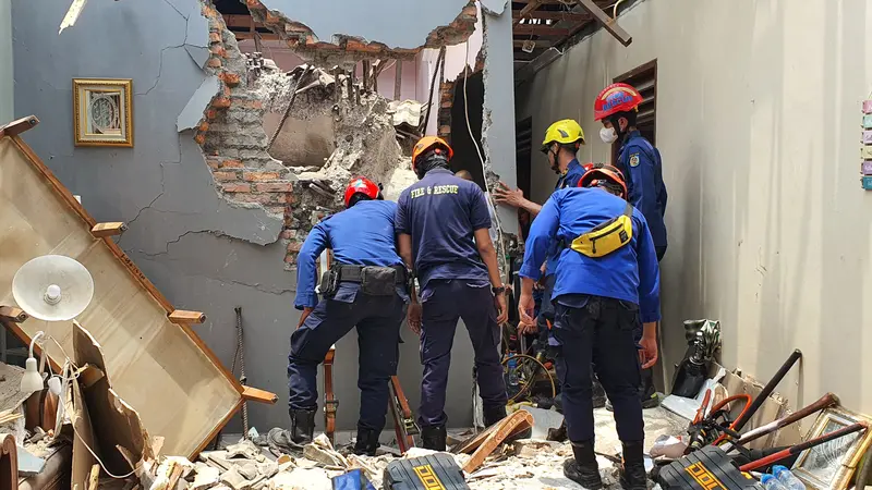 Petugas gabungan masih mengevakuasi korban terjepit reruntuhan akibat crane dan menara air PDAM yang runtuh menimpa rumah warga di Jalan Mawar, Kelurahan Depok Jaya, Kecamatan Pancoran Mas, Kota Depok.
