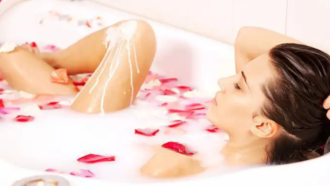 Mandi santan bikin awet muda/copyright: thinkstockphotos.com