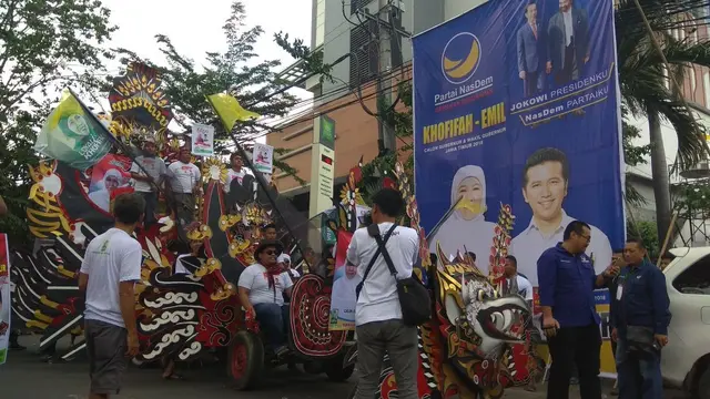 aksi pawai mengawal perjalanan pasangan Khofifah-Emil Dardak yang akan mendaftarkan diri sebagai bakal calon Gubernur dan bakal calon wakil Gubernur Jawa Timur.