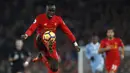 Penyerang Liverpool, Sadio Mane, mengontrol bola saat melawan Stoke. Pada laga ini The Reds menggunakan formasi 4-3-3, sementara Stoke tampil dengan skema 3-5-2. (Reuters/Carl Recine)