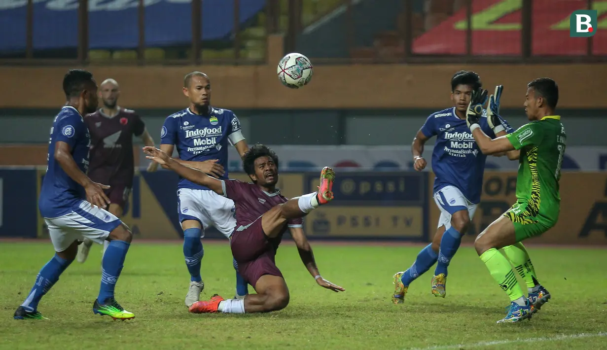 Pemain PSM Makassar, Ilham Udin Armaiyn (tengah) berusaha mencetak gol ke gawang Persib Bandung dalam laga pekan ke-6 BRI Liga 1 2021/2022 di Stadion Wibawa Mukti, Cikarang, Sabtu (02/10/2021) WIB. Kedua tim bermain imbang 1-1. (Bola.com/Bagaskara Lazuardi)