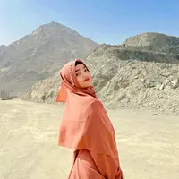 Gaya Fuji saat di Jabal Sur, Arab Saudi ini bisa jadi inspirasi. Pilih gamis polos dan padukan dengan hijab dengan aksen payet di atasnya. Manis! (Instagram/fuji_an).