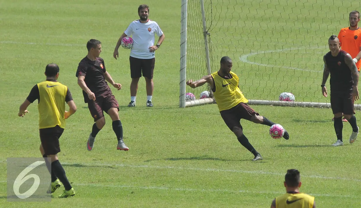 Gelandang AS Roma, Seydou Keita (tengah) berusaha menendang bola saat sesi latihan di Gelora Bung Karno (GBK), Jakarta, Sabtu (25/7/15). Tim berjuluk Giallorossi akan menggelar pertandingan intern antara skuadnya. (Liputan6.com/Herman Zakharia)