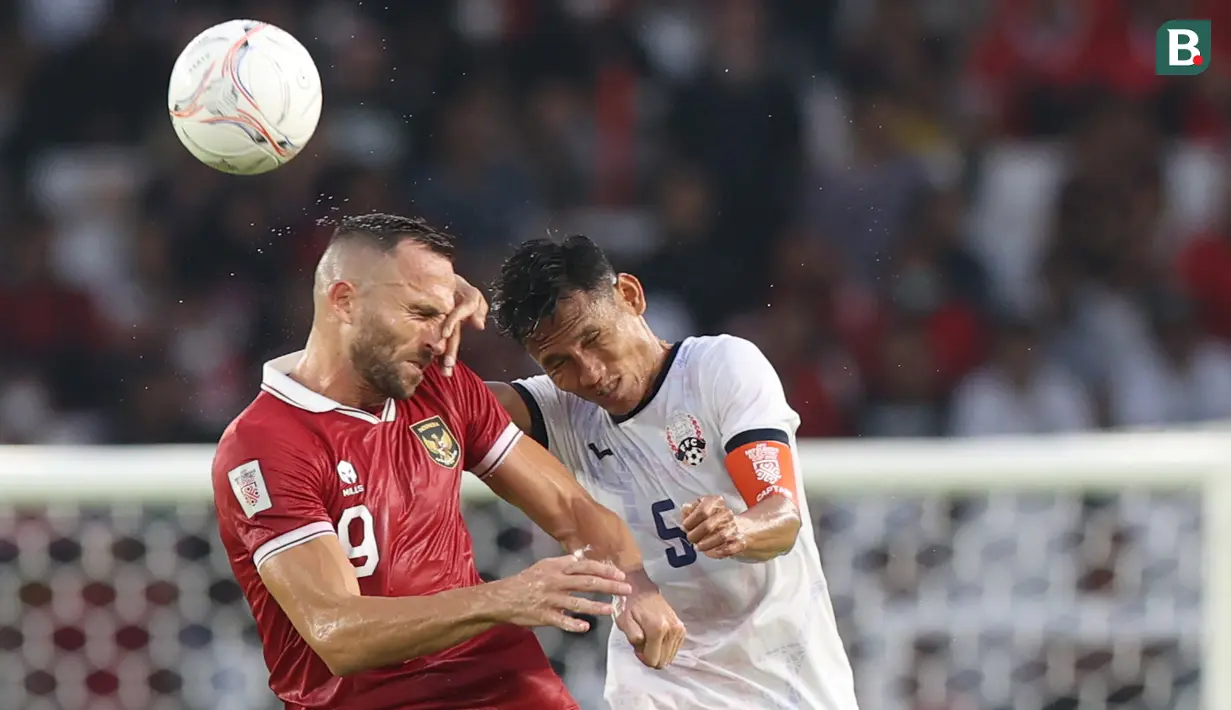 <p>Pemain Timnas Indonesia,&nbsp;Ilija Spasojevic (kiri) berebut bola diudara dengan pemain Kamboja Soeuy Visal dalam laga Grup A Piala AFF 2022 di Stadion Utama Gelora Bung Karno, (SUGBK), Jumat (23/12/2022). (Bola.com/Bagaskara Lazuardi)</p>