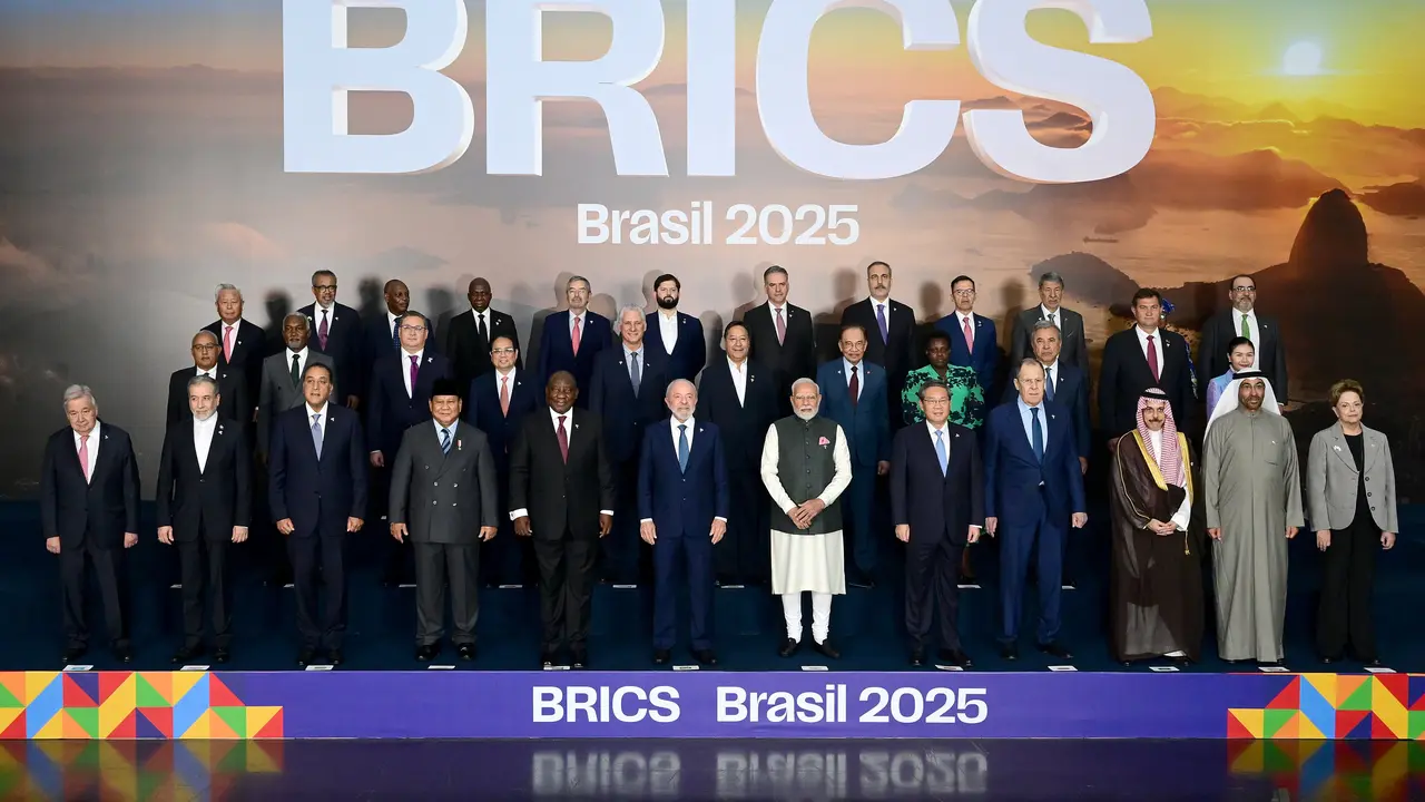 Presiden RI Prabowo Subianto bersama sejumlah para pemimpin negara saat mengikuti rangkaian hari kedua Konferensi Tingkat Tinggi (KTT) BRICS 2025