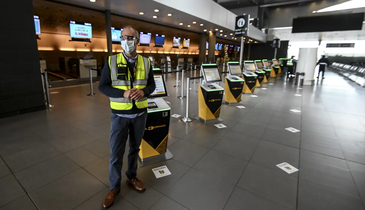 Seorang pekerja berdiri di area check-in Bandara Internasional El Dorado, Bogota, Kolombia, Senin (31/8/2020). Presiden Kolombia Ivan Duque mengizinkan lebih banyak penerbangan domestik mulai September. (Juan BARRETO/AFP)