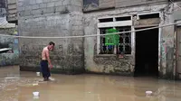 Banjir yang datang akibat hujan deras di Bogor, Jawa Barat itu tetap saja membuat warga pusing meskipun masyarakat di Kampung Pulo sudah sering mendapatkan banjir kiriman (Liputan6.com/Faizal Fanani)  