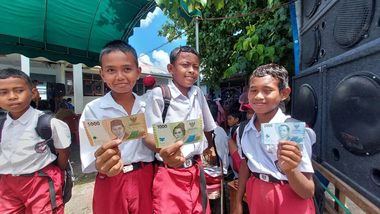 Lebih dari 10 anak berseragam Sekolah Dasar (SD) turut mengantre Layanan Penukaran Uang