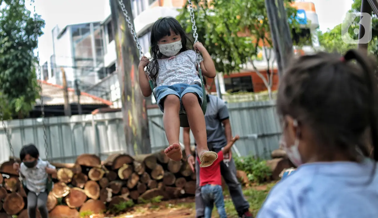 <p>Seorang anak bermain di Taman Tebet Eco Park, Tebet, Jakarta Selatan, Kamis (5/5/2022). Setelah resmi dibuka untuk umum usai direvitalisasi, Tebet Eco Park menjadi salah satu alternatif wisata bagi warga Jakarta untuk mengisi waktu libur Idul Fitri 1443 H bersama keluarga. (merdeka.com/Iqbal S. Nugroho)</p>