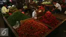 Sejumlah cabai saat dirapihkan oleh pedagang di Pasar Induk Senen, Jakarta, Kamis (11/6/2015). Jelang ramadan Mendag, Rachmat Gobel memastikan akan membuka keran impor untuk cabe merah dan bawang merah. (Liputan6.com/Johan Tallo)
