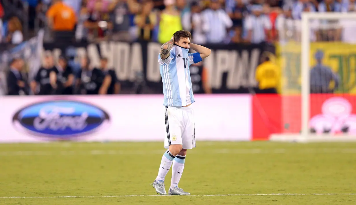 Penyerang Argentina, Lionel Messi memegang kepalanya usai gagal mengeksekusi tendangan penalti pada Final Copa America 2016 di MetLife Stadium, AS, Senin (27/6). Argentina Tumbang lewat Adu penalti atas Chile 4-2. (Adam Hunger-USA TODAY Sports)