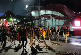 Ribuan mahasiswa yang berunjukrasa menuntut Presiden Jokowi mundur dan diadili karena dinilai berkali-kali menabrak konstitusi di Balai Kota Semarang berakhir rusuh. Foto: liputan6.com/edhie prayitno ige&nbsp;