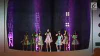 JKT48 saat tampil dalam lakon Princess Pantura di Graha Bakti Budaya, Taman Ismail Marzuki, Jakarta, Jumat (20/4). Princess Pantura berkisah tentang persaingan antara dua biduan kampung yang ingin terkenal. (Liputan6.com/HO/Kayan Production/Anggoro Tri)