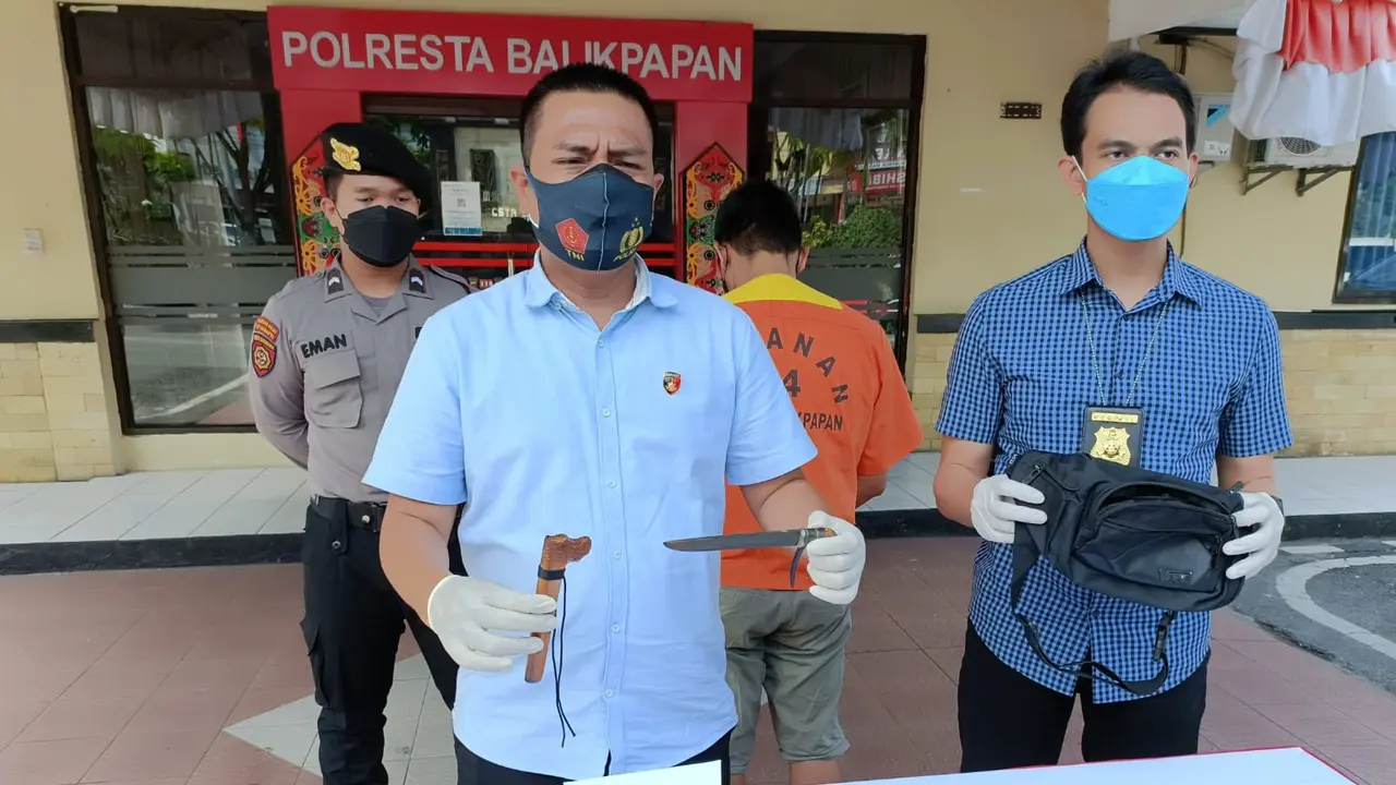 Pelaku bawa badik