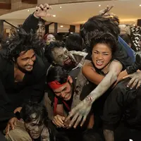 Nirina Zubir, memiliki tubuh yang terbilang mungil. Namun siapa sangka jika belakangan ini tubuhnya berubah menjadi kekar seperti seorang laki-laki. Bahkan, Nirina sanggup melawan puluhan zombie. (Bambang E.Ros/Bintang.com)