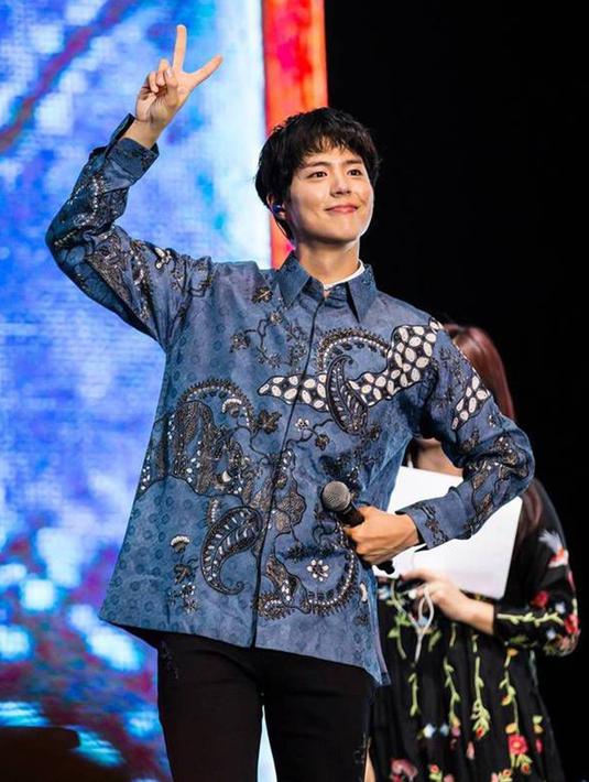 Saat menggelar fanmeeting di Jakarta, Park Bogum juga pernah gunakan batik di acaranya tersebut. Park Bogum tampak keren dengan batik berwarna biru yang menyapa para penggemarnya yang datang. (Kapanlagi.com)
