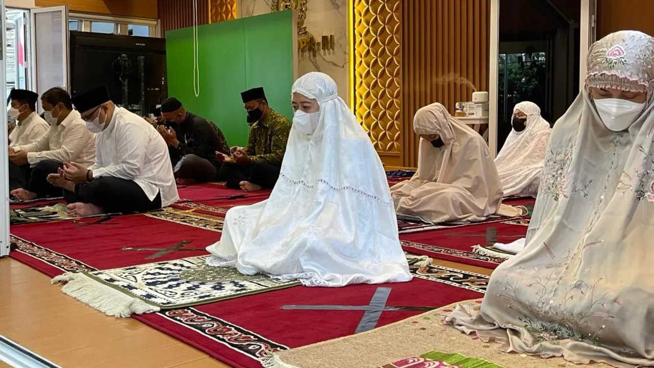 Ketua DPR RI Puan Maharani Melaksanakan Salat Idul Fitri.
