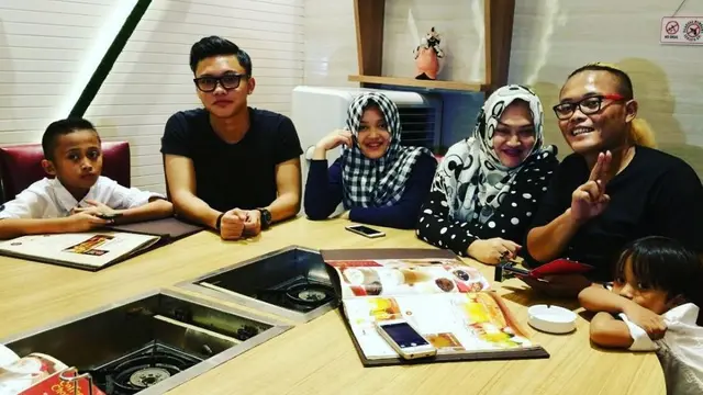 Potret kedekatan Lina dengan keluarga
