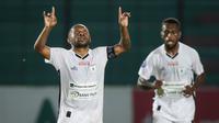 Pemain Persipura Jayapura, Yohanes Ferinando Pahabol (kiri) merayakan gol penyeimbang 1-1 saat laga pekan ke-14 BRI Liga 1 2021/2022 antara PSM Makassar melawan Persipura Jayapura di Stadion Sultan Agung, Bantul, Sabtu (27/11/2021). (Bola.com/Bagaskara Lazuardi)
