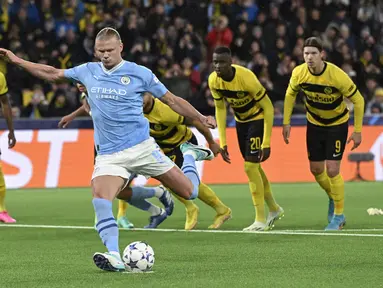 Pemain Manchester City Erling Haaland melepaskan tendangan penalti untuk mencetak gol ke gawang BSC Young Boys pada pertandingan sepak bola Grup G Liga Champions di Stadion Wankdorf, Bern, Swiss, Rabu (25/10/2023). (Anthony Anex/Keystone via AP)