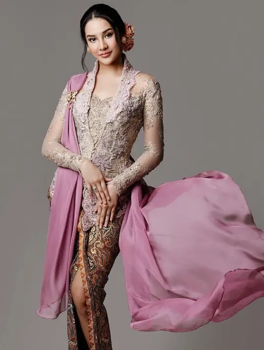 <p>Masih dengan karya Anne Avantie, kali ini Anya mengenakan kebaya dan batik warna coklat. Ia melengkapinya dengan selendang satin berwarna pink dan hiasan bunga pada sanggul. [Instagram/anyageraldine]</p>