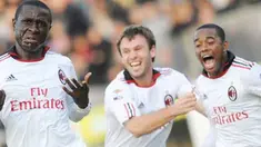 Selebrasi khas gelandang AC Milan asal Sierra Leone Rodney Strasser (kiri) seusai menjebol gawang Cagliari dalam lanjutan Serie A yang berlangsung di St.Elia Stadium, 6 Januari 2011. Milan unggul 1-0. AFP PHOTO / Tiziana Fabi 