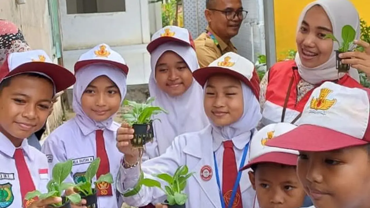 Dibantu Pertamina Hulu Energi (PHE) Jambi Merang, SDN 2 Sukajaya yang berada di Desa Mekar Jaya, Kecamatan Bayung Lencir, Kabupaten Musi Banyuasin sukses memanfaatkan energi terbarukan minim ongkos untuk operasional sekolah. Maulandy/Liputan6.com)