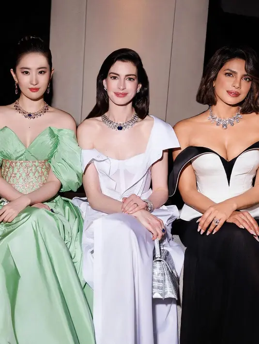 Gaun yang dikenakan Anne Hathaway ini dirancang oleh Zac Posen, terinspirasi oleh film Audrey Hepburn berjudul Roman Holiday. Ya, gaun ini dibuat khusus untuk Anne Hathaway. [Foto: Instagram/bvlgari]