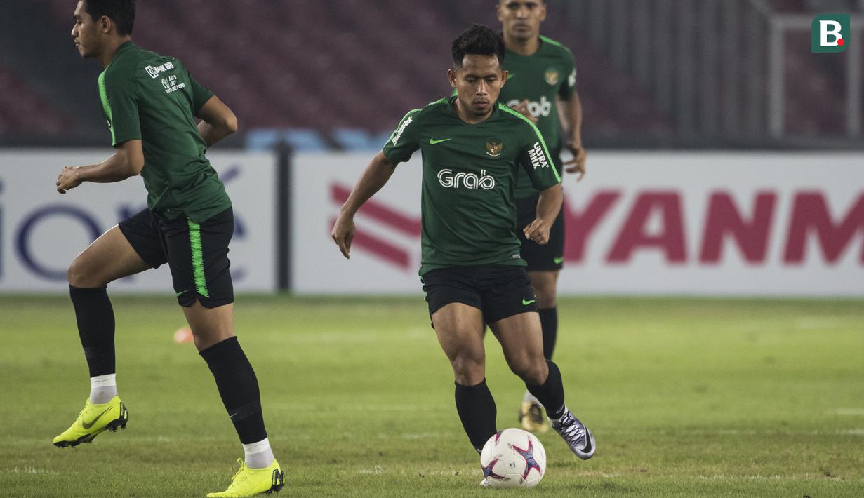Pemain Timnas Indonesia, Andik Vermansah, menggiring bola saat latihan di SUGBK, Jakarta, Senin (12/11). Latihan ini persiapan jelang laga Piala AFF 2018 melawan Timor Leste. (Bola.com/Vitalis Yogi Trisna)