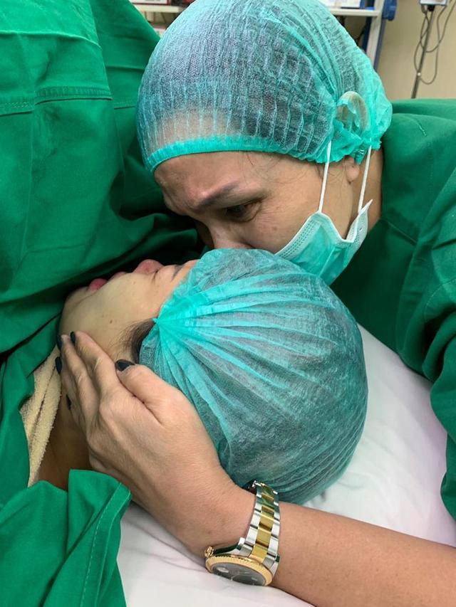 6 Potret Kebersamaan Nikita Mirzani dan Fitri Salhuteru, Bak Saudara Kandung