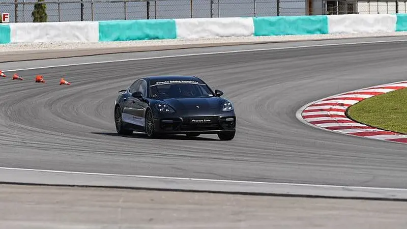 Peserta PMDA sedang mencoba throttle steering di Sepang, Malaysia, menggunakan Panamera. (Porsche Asia Pacific)