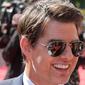 Aktor Hollywood, Tom Cruise menyapa para penggemar setibanya pada World premiere film terbarunya, Mission: Impossible Fallout di Paris, Kamis (12/7). Film ini dipenuhi dengan adegan menentang kematian dan aksi nekat lainnya. (AP/Thibault Camus)