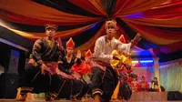 Grup Sumarak Reno Bungo Tanjuang asal Kabupaten Tanah Datar memainkan pertunjukkan Randai pada Festival Randai di Gelanggang Silieh Baganti, Dinas Kebudpar Kota Padang, Sumbar. (Antara)