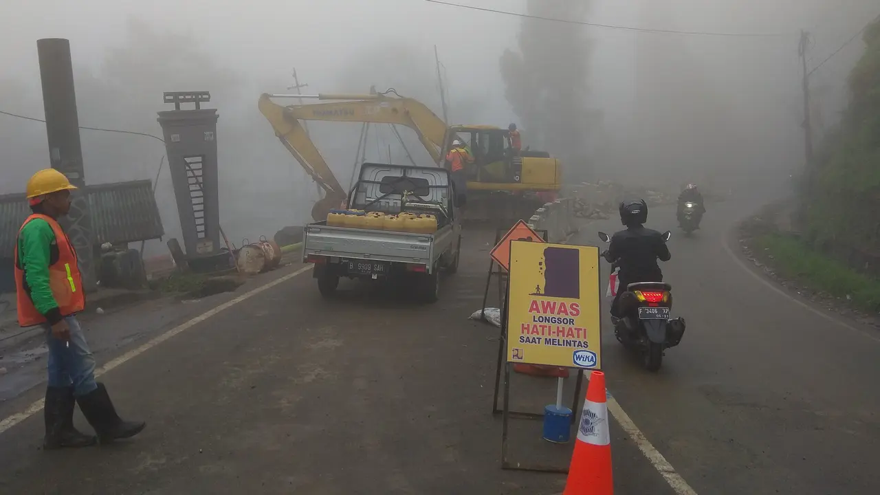 Pekerja masih terus berusaha memperbaiki jalur Puncak, Bogor, yang mengalami longsor. (Liputan6.com/Achmad Sudarno)