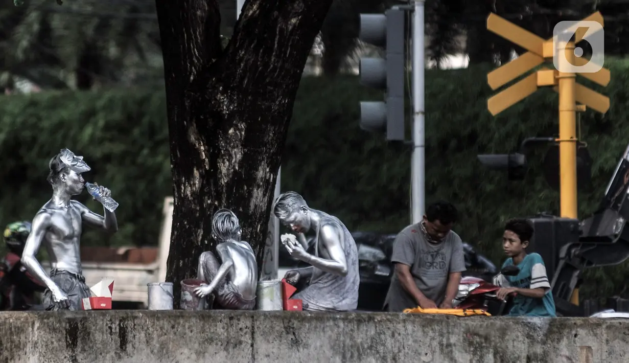 <p>Sejumlah manusia silver bersiap untuk mencari uang di lampu merah kawasan Manggarai, Jakarta, Minggu (18/10/2020). Institute for Development of Economics and Finance (Indef) memproyeksikan angka kemiskinan di Indonesia naik pada periode September 2020. (merdeka.com/Iqbal S. Nugroho)</p>