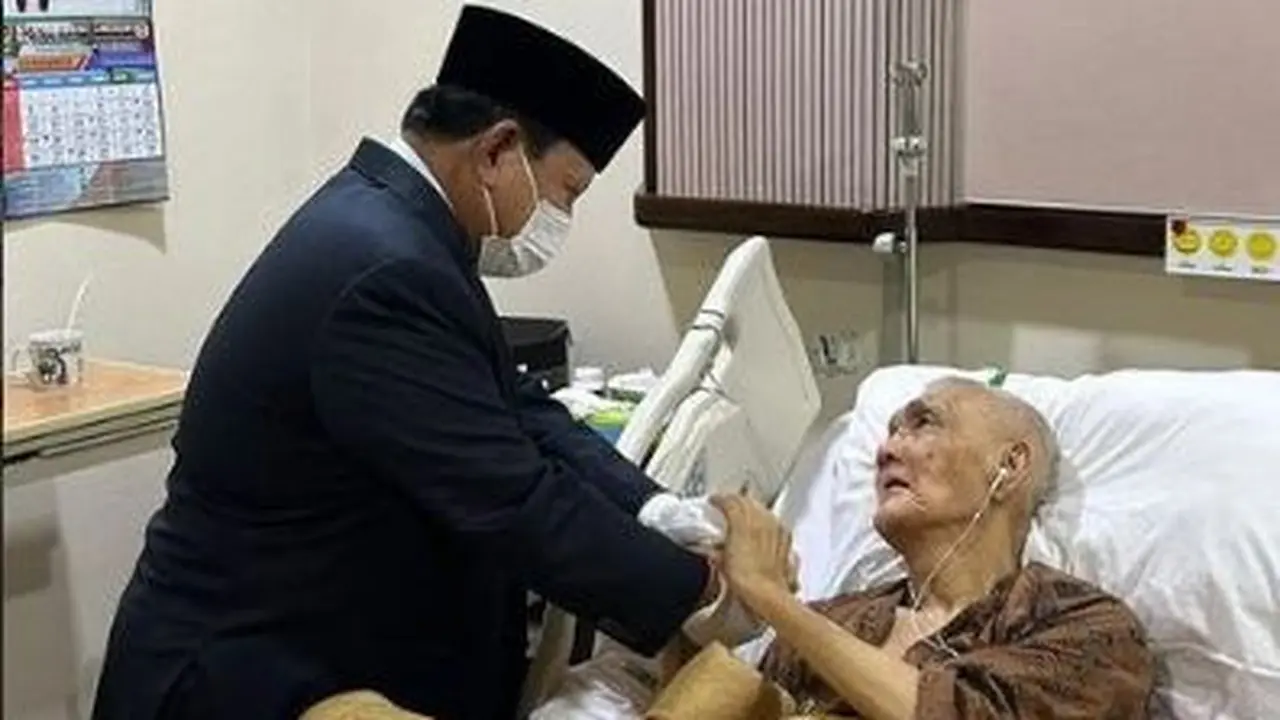 Menhan Prabowo Subianto menjenguk Wakil Presiden ke-6 Try Sutrisno.
