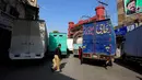 Sejumlah truk memblokade jalan raya selama demo di Rawalpindi, Pakistan (28/10). (Reuters/Faisal Mahmood)