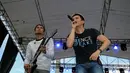 Bersama Lukman Hakim, vokalis band Noah, Ariel tampil memanaskan Sirkuit Sentul, Bogor, (7/12/2014) usai perhelatan Yamaha ASEAN Cup Race (YACR) ke-11. (Liputan6.com/Helmi Fithriansyah)