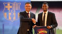 Presiden Barcelona, Josep Maria Bartomeu, foto bersama dengan bek barunya, Nelson Semedo, di Stadion Camp Nou, Katalonia, Jumat (14/7/2017). Pemain 23 tahun itu didatangkan dari Benfica dengan harga 26,2 juta poundsterling. (AFP/Lluis Gene)