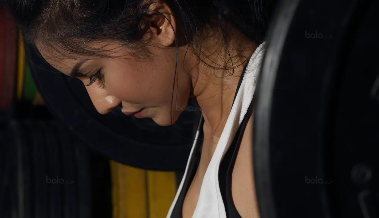 Gita Bachtiar atlet binaraga putri Indonesia menjalani latihan di Bengkel Cross-Fit, Jakarta pada Kamis (25/1/2018). Di kategori bikini fitness, Gita Bachtiar berhasil meraih juara pertama. (Bola.com/Peksi Cahyo)